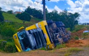 Mãe e filha de 3 anos morrem atropeladas por carreta na BR-101, em Rosário do Catete