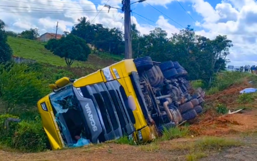 Mãe e filha de 3 anos morrem atropeladas por carreta na BR-101, em Rosário do Catete