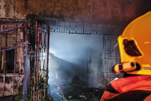 Incêndio atinge casa abandonada durante a madrugada em Aracaju