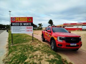 Praia dos Artistas ganha placa de perigo após aumento de afogamentos