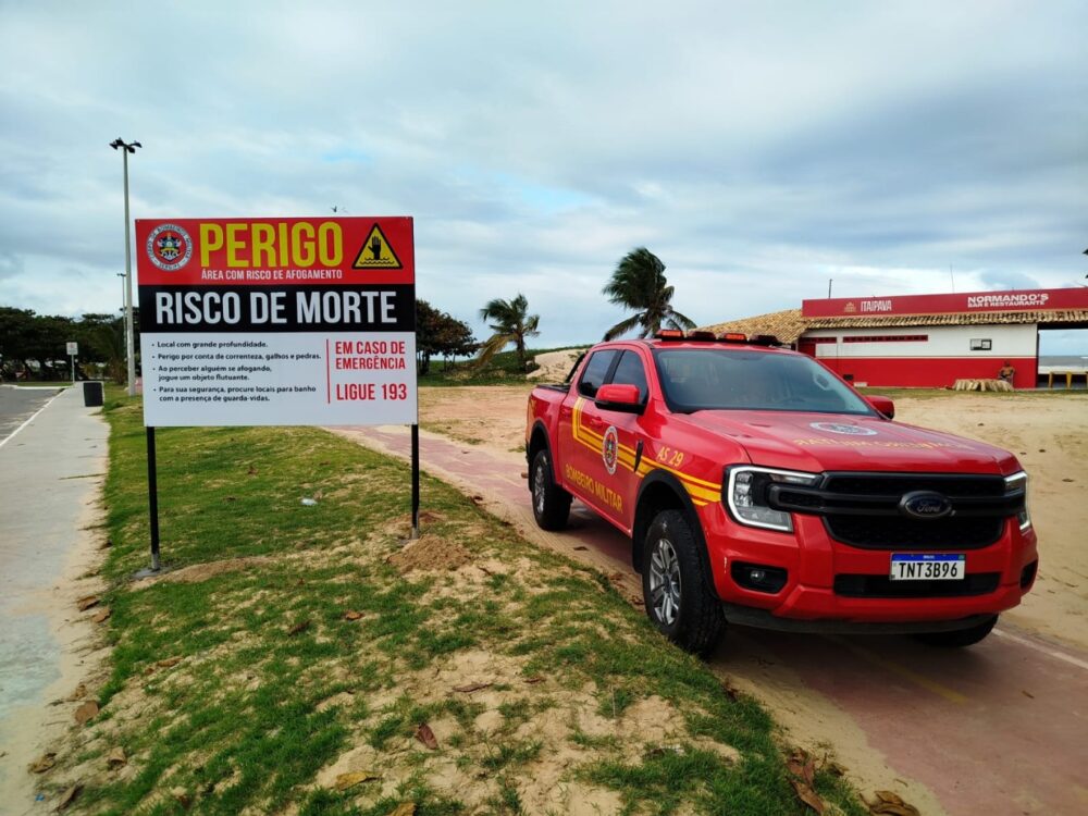 Praia dos Artistas ganha placa de perigo após aumento de afogamentos