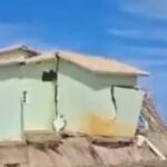 Avanço do mar compromete estrutura de casa na Praia do Saco em Estância