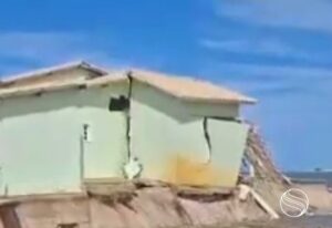 Avanço do mar compromete estrutura de casa na Praia do Saco em Estância