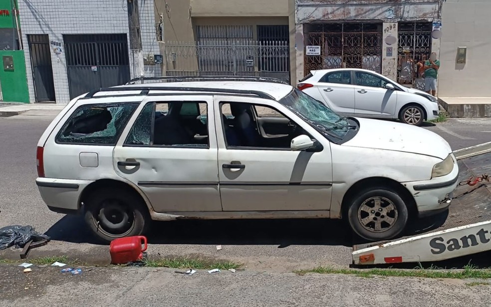 Homem quebra próprio carro após ser abordado por agentes de trânsito em Aracaju 1 Homem quebra próprio carro após ser abordado por agentes de trânsito em Aracaju