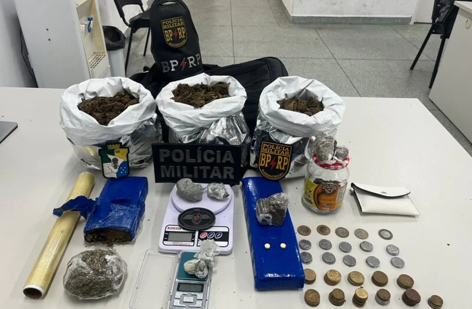 Polícia Militar apreende cerca de 2,7 kg de maconha no bairro Santos Dumont, em Aracaju 1 Polícia Militar apreende cerca de 2,7 kg de maconha no bairro Santos Dumont, em Aracaju