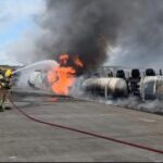 Incêndio atinge caminhão com biodiesel e carro após tombamento na BR-101