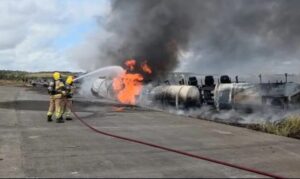 Incêndio atinge caminhão com biodiesel e carro após tombamento na BR-101