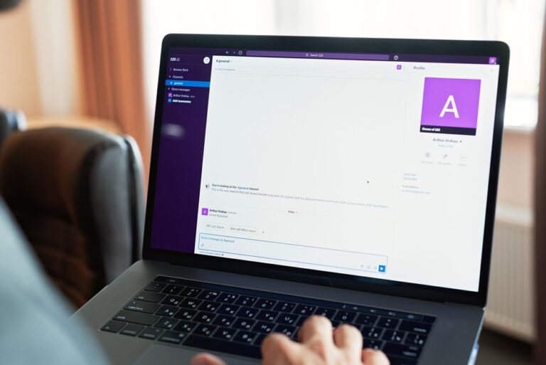 Funcionária é demitida após trocar mensagens sexuais com colegas pelo Teams; empresa monitorava conversas